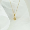 Collar dorado con colgante de gota en circonitas brillantes y cadena minimalista - Collar Gota de Agua-N0106