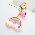 Portachiavi arcobaleno rosa con nuvola bianca, gancio dorato e campanello rosa - Arcobaleno Campanello