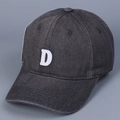 Dettaglio del cappello da baseball in denim grigio scuro con lettera D bianca ricamata - M(56-58cm) / Grigio
