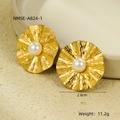Détail macro de boucles d'oreilles dorées texturées avec perle centrale et diamètre 2,8cm - Style perle ronde à texture froissée irrégulière (NMSE-A824-1) / Or 18K / Perle/Acier Inoxydable / Doré