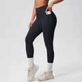 Detailansicht der schwarzen High-Waist-Yogahose mit praktischen Seitentaschen für Handys - S / Schwarz