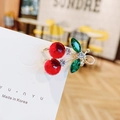 Mini pince à cheveux cerise avec cristaux rouges et feuilles vertes sur base dorée - Style Fleur de Feuille de Cerise