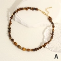 Dettaglio della collana in occhio di tigre con chiusura a moschettone dorata e catena - Occhio di Tigre Tan (NE2134-A)