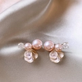 14K vergoldete Ohrringe mit rosa Emaille-Blumen und Perlen auf Champagner-Seide - Rosa Emaille Perlen Blumenohrstecker / Rosa