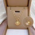 Collana dorata con ciondolo a conchiglia traforata e perla bianca in scatola regalo - Oro