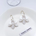 Exquise witte 3D bloemoorbellen met marmeren textuur en gouden haken op een wit bord - Wit