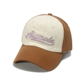 Detalle del bordado Alameda vintage en gorra de béisbol bicolor caqui y blanco - Caqui y Crema (Bordado Morado)