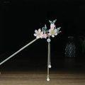 Vintage Haarnadel aus Gold mit rosa Blüten, grünen Emailleblättern und Perlenquasten - Goldner Stab Rosa Blume Perle Quaste (发簪0037)