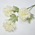 Macro-opname van drie witte kunstmatige hortensia's met groene bladeren en stengels - Wit
