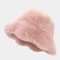 Primer plano detallado de la textura de piel sintética rosa y el borde ondulado del gorro - M (56-58cm) / Rosa