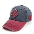 Dettaglio della toppa con foglia d'acero e tessuto lavato sul cappellino bicolore vintage - Tesa Rosso Vino Cappello Navy