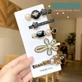 Set di 5 eleganti fermagli neri e perle con motivi di api e fiori su carta da esposizione - 1# Set da 5 Pezzi Orsetto di Perle