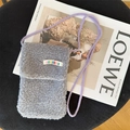 Borsa porta cellulare in peluche grigio con tracolla intrecciata viola e logo - Grigio di Peluche