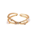 Detalle de anillo de doble capa chapado en oro con perlas blancas y microincrustación de circón - Estilo Perla Circoncito de Doble Capa