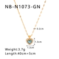 Makroaufnahme der 18K Herz-Halskette mit blauem Edelstein und genauen Maßangaben - 18K Gold / Grün (NB-N1073-GN)