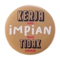Round tinplate badge featuring caramel background and Kerja Keras inspirational phrases - KERJA KERAS IMPIAN TINGGI