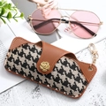 Funda para gafas de pata de gallo con ribete de cuero marrón y cadena dorada larga - Pata de Gallo Marrón