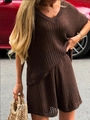Conjunto de punto café oscuro para mujer con top calado de cuello en V y pantalones cortos - S / café