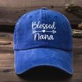 Dettaglio del ricamo Blessed Nana su un berretto da baseball in denim blu lavato - Blu Reale