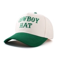 Detail der COWBOY HAT 3D-Stickerei und Ziernähte auf einer Vintage-Baseballkappe - Creme/Grün