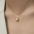 Elegant gold U-shaped horseshoe pendant necklace with white pearl on a female model - [H419] U-Shape Pearl Gold