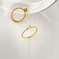 Detail van gouden titanium ringen met gedraaide en kralenbanden met vierkante zirkoon - US 8 / Goud-Vierkante Zirkoon