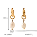Detailweergave van 18k vergulde oorbellen met witte parels en afmetingen in centimeters - Gouden Parel Druppel Stijl (HC-E10685)