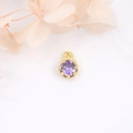 Makroaufnahme der 18k vergoldeten Kronen-Anhänger mit violettem Zirkon für DIY-Schmuck - Lila