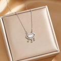 Collier cadenas argenté avec œil de chat et zircons sur présentoir en soie - Serrure Oeil de Chat Argentée