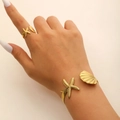 Set gioielli dorati con anello e bracciale aperto, motivo stella marina e conchiglia - Set Bracciale e Anello Tema Oceano Stella Marina e Conchiglia