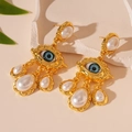 Detail von Vintage-Goldohrringen mit Augenmotiv, Imitationsperlen und Hammerschlag - Gold