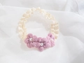 Fascia neonata in pizzo con tre fiori di stoffa rosa e perle su tessuto bianco soffice - Fiore Viola a Tre Petali