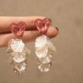 Boucles d'oreilles cœur rose avec pétales de fleurs en mousseline blanche et aiguilles en argent - Pétale de cœur blanc rose (91#)