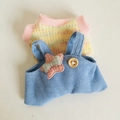 Rosa gelb kariertes Strickoberteil mit blauer Cord-Latzhose für 17cm Plüschpuppenkleidung - Geeignet für 17cm Anhängerpuppen / Pullover & Latzhosen-Set / Regenbogen Gelb & Blau