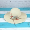 Detailansicht eines cremefarbenen Sonnenhutes mit Blumenakzenten und Wellenrand-Textur - Erwachsene M (56-58cm) / Beige