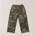 Dettaglio dei pantaloni cargo con motivo mimetico bosco e logo a stella dorata ricamata - M / Mimetico Terrestre