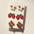Dettaglio del set di orecchini natalizi con renne e fiocchi di neve su scheda display - Stile Natale Corna di Cervo Calzino Guanti (1851)