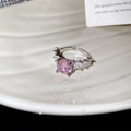 Macro-opname zilveren ring met grote ronde roze edelsteen en baguette-zirkonia's - Roze Ronde Zirkonia Stijl