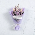 Nahaufnahme kleiner lila Trockenblumenstrauß mit Happiness is with you Geschenkanhänger - Lila Vergissmeinnicht - Lila Verpackung