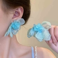Dettaglio di orecchini a fiore in tulle azzurro con petali in tessuto indossati dal modello - Orecchini a Petalo in Tulle 3D Blu Chiaro (4# Perno in Argento-Blu)