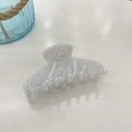 Primer plano de pinza de acetato con textura de mármol blanco y elegante diseño curvo - Aprox. 10,5 cm / Patrón De Queso Blanco