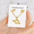 Dettaglio del set di collana e orecchini a cuore e freccia in acciaio dorato - TT-176 (Freccia Attraverso il Cuore)