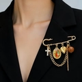 Spilla vintage dorata con croce, ritratto di Maria e cuori su un completo nero - Stile Vergine Maria (K-835)