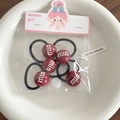 Set van 5 rode kralen haarelastiekjes met witte m-letter bedeltjes en zwarte bandjes - Rode Ronde 5-Delige Set UTU