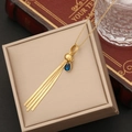 Long collier à pompon en acier inoxydable doré avec pendentif goutte bleue sur un écrin - Style de Gland de Gemme Bleue en Forme de Larme (2#)