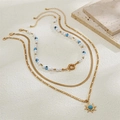 Detalle de set de 3 collares dorados con perlas, cadena de serpiente y colgante de sol chic - Estilo Sol Dorado (HN9062)