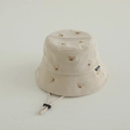 Dettaglio cappello pescatore in velluto beige con orsetto ricamato e cordino regolabile - Taglia unica / Beige