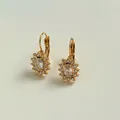 Élégantes boucles d'oreilles tournesol dorées avec zircon ovale clair et design raffiné - Style Zircon Blanc Or (KDE1523)
