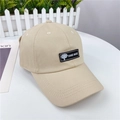 Detalle de gorra de béisbol de algodón beige con parche hand made y visera curva clásica - M (56-58cm) / Beige