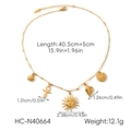 Dettaglio della collana d'oro con ciondoli a sole, cuore, conchiglia e misure del prodotto - Stile Multiciondolo Dorato (HC-N40664)
